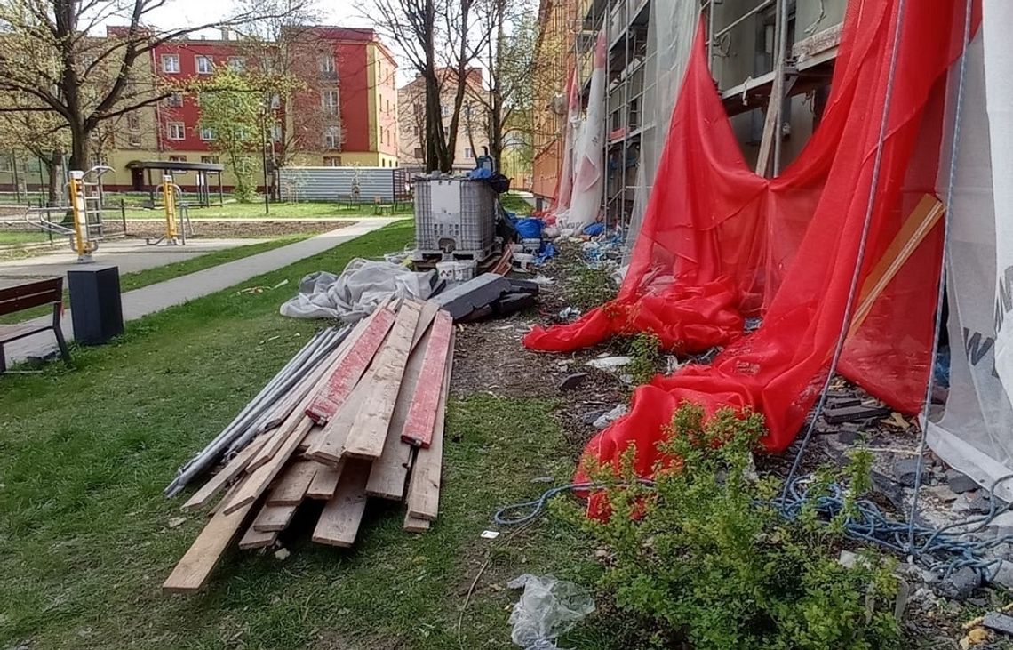 Zniszczone "zielone podwórko" przy ul. Lompy w Kędzierzynie. ZDJĘCIA