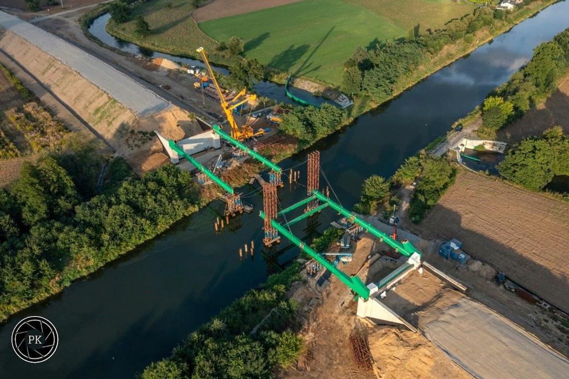 Zobaczcie jak powstaje most nad Kanałem Gliwickim podczas budowy obwodnicy północnej Kędzierzyna-Koźla. ZDJĘCIA