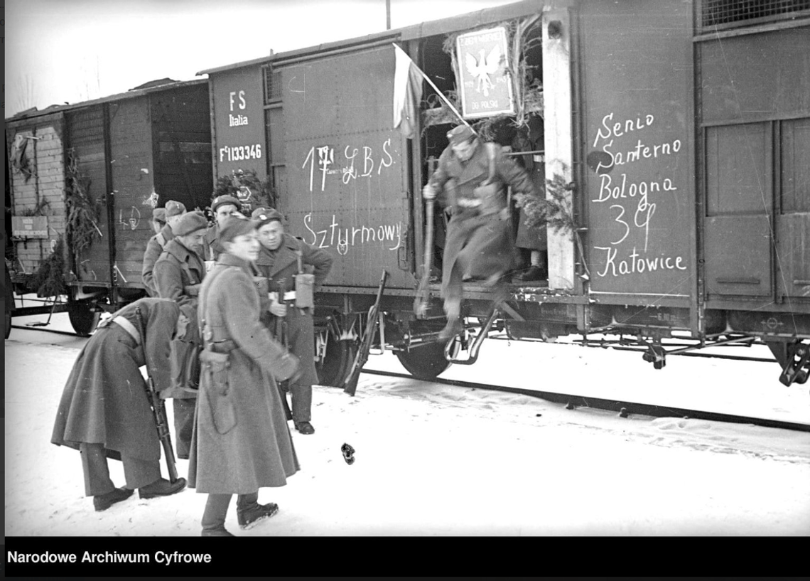 Żołnierze powrócili z zawieruchy wojennej do Koźla. Archiwalny FILM z 1946 roku!