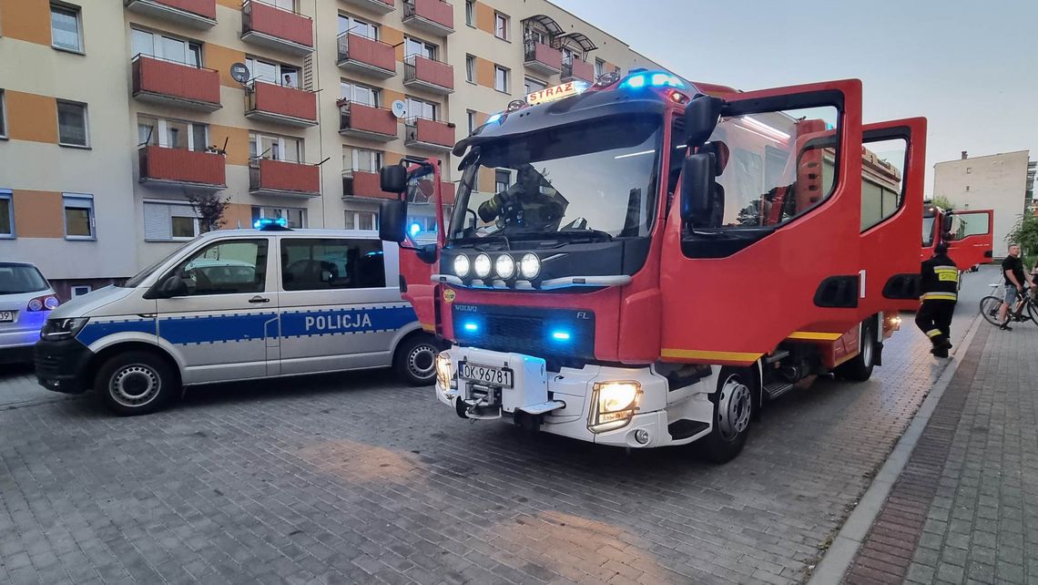 Zostawił potrawę na gazie i poszedł spać. Z okien wydobywał się dym