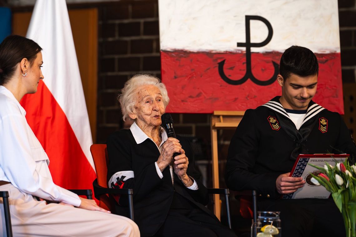 Żywa lekcja historii z Heleną Kamerską, sanitariuszką Powstania Warszawskiego. ZDJĘCIA Żywa lekcja historii z Heleną Kamerską, sanitariuszką Powstania Warszawskiego. ZDJĘCIA