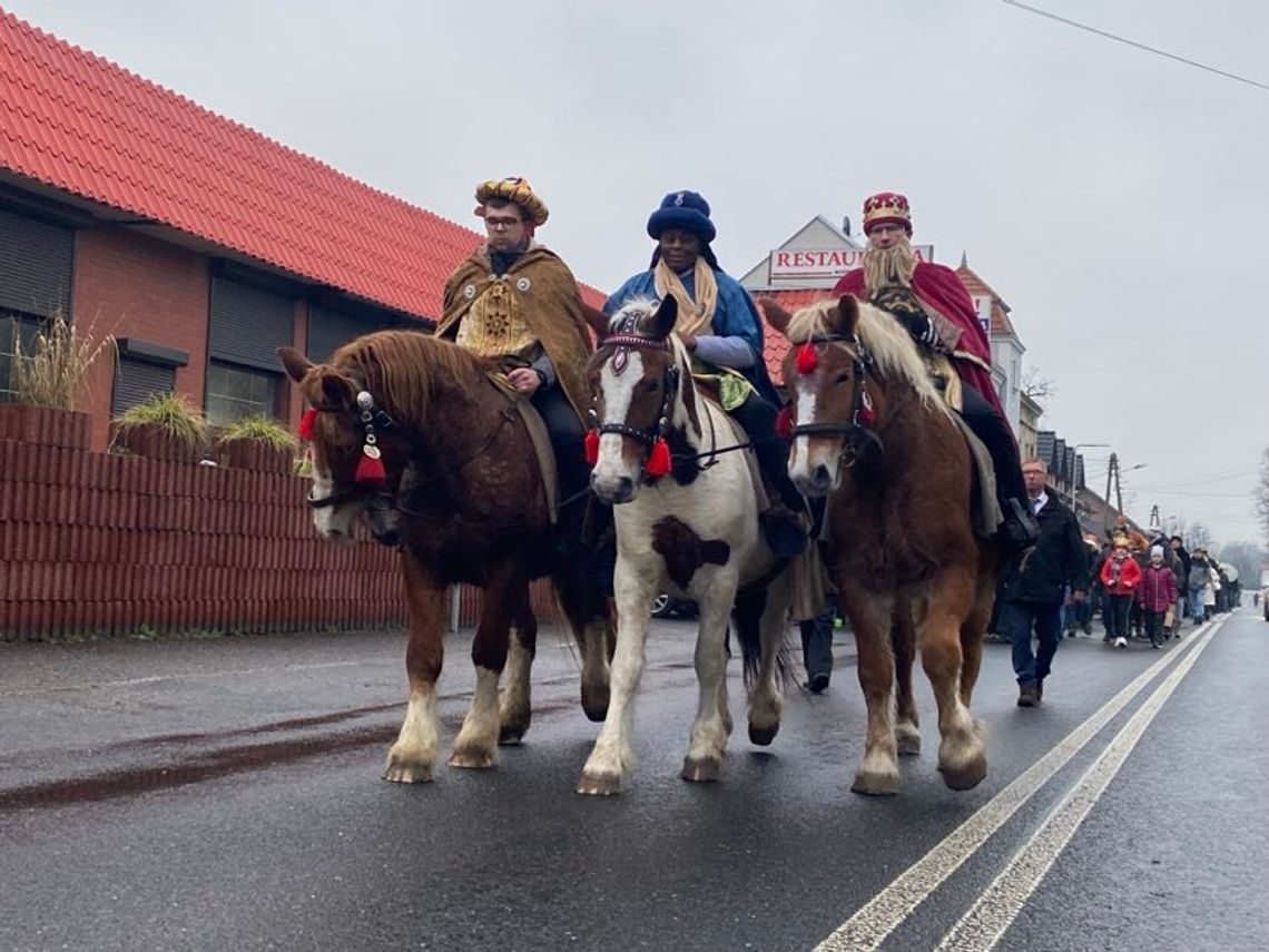 Żywa szopka, góralska kapela i Trzej Królowie na koniach Żywa szopka, góralska kapela i Trzej Królowie na koniach