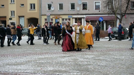 Maturzyści zatańczyli poloneza na placu Wolności