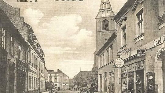 W tle początki Banhofstrasse (widok od Kommandanturstrasse) 