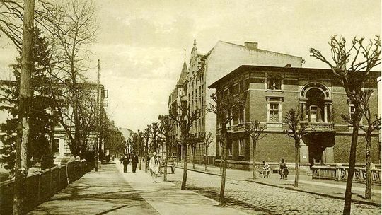 W widocznej po prawej stronie kamienicy, będącej siedzibą przedwojennego banku, jeszcze do niedawna mieściła się filia Wojewódzkiej Biblioteki Pedagogicznej w Opolu