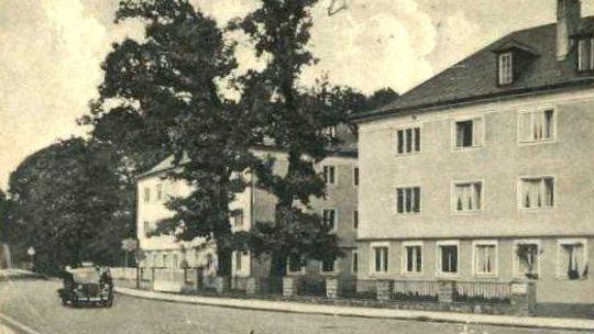 W 1936 r. zbudowano widoczne na zdjęciu obiekty dla Reichsarbeits Dientestu (Służby Pracy Rzeszy). Dziś znajdują się tu przychodnia oraz kozielski komisariat policji