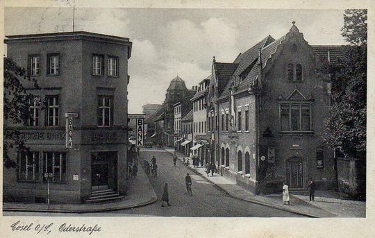 Po drugiej stronie Wallstrasse na fundamentach dawnej Bramy Odrzańskiej w 1861 roku kozielski szynkarz Erwin Braun zbudował piętrowy hotel i restaurację. Po latach budynek ten przejął za niespłacone długi raciborski bank
