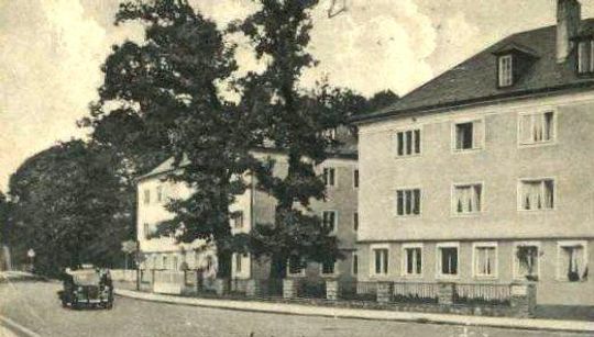 W 1936 r. zbudowano widoczne na zdjęciu obiekty dla Reichsarbeits Dientestu (Służby Pracy Rzeszy). Dziś znajdują się tu przychodnia oraz kozielski komisariat policji