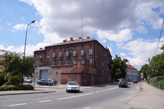 Współczesna ul. Racławicka. Widok na kozielski areszt