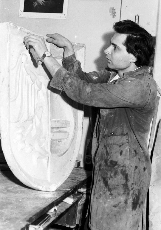 Artysta plastyk Adam Chyrek podczas prac nad herbem Kędzierzyna