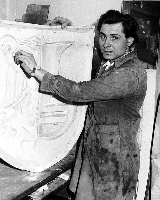 Artysta plastyk Adam Chyrek podczas prac nad herbem Kędzierzyna