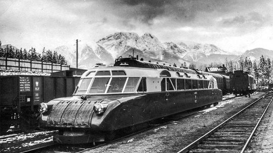 Pociąg "Luxtorpeda" w Zakopanem na tle Giewontu w 1938 roku