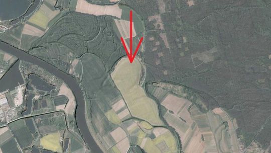 Widoczna z lotu ptaka lokalizacja pradawnej osady, wskazana przez Sławomira Wilkowskiego