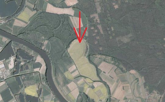 Widoczna z lotu ptaka lokalizacja pradawnej osady, wskazana przez Sławomira Wilkowskiego