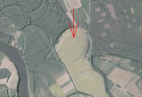 Widoczna z lotu ptaka lokalizacja pradawnej osady, wskazana przez Sławomira Wilkowskiego
