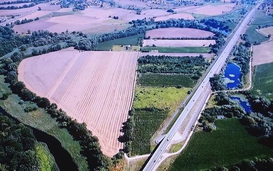 Miejsce to dobrze widać z lotu ptaka. Położone jest tuż przy obwodnicy miasta i moście na Odrze