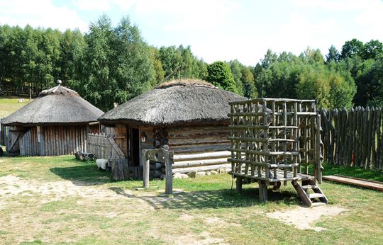 Chaty mieszkalne na ziemiach polskich z IX i X wieku