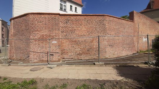 Zabytkowy mur został odrestaurowany