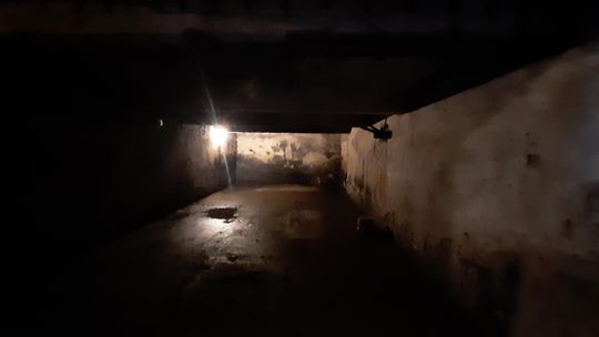 Czy wejście do podziemnego korytarza w kierunku Koźla zostało zamurowane w tym miejscu?
