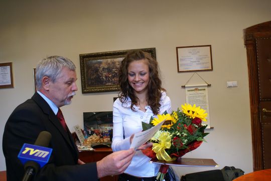 Ewa Chełmińska - I Wicemiss Polonia 2008 z wizytą w Urzędzie Miasta Kędzierzyn-Koźle. Spotkanie z prezydentem miasta Wiesławem Fąfarą