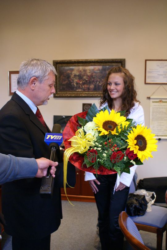 Ewa Chełmińska - I Wicemiss Polonia 2008 z wizytą w Urzędzie Miasta Kędzierzyn-Koźle. Spotkanie z prezydentem miasta Wiesławem Fąfarą