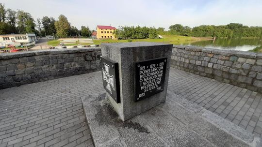Powstańców śląskich upamiętnia też obelisk zlokalizowany na nadodrzańskim bulwarze w Koźlu