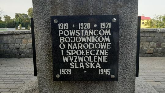 Powstańców śląskich upamiętnia też obelisk zlokalizowany na nadodrzańskim bulwarze w Koźlu