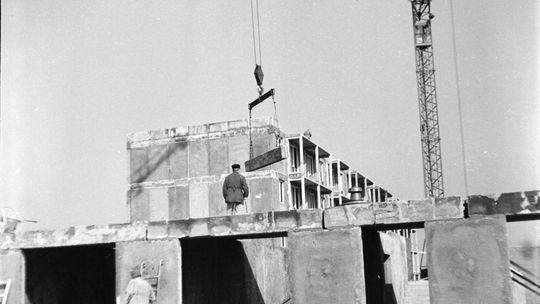 Kędzierzyn-Koźle. Budowa nowych bloków przy ulicy Romana Dmowskiego w 1961 roku. Autor zdjęcia: Tadeusz Horoszkiewicz