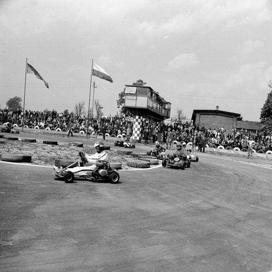 Tor kartingowy w Koźlu. Trójmecz Jugosławia, Niemcy (RFN), Polska w 1973 roku. Autor zdjęcia: Tadeusz Horoszkiewicz