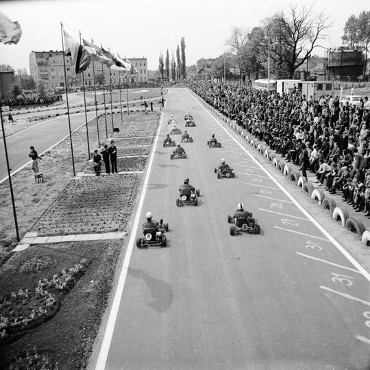 Tor kartingowy w Koźlu. Trójmecz Jugosławia, Niemcy (RFN), Polska w 1973 roku. Autor zdjęcia: Tadeusz Horoszkiewicz