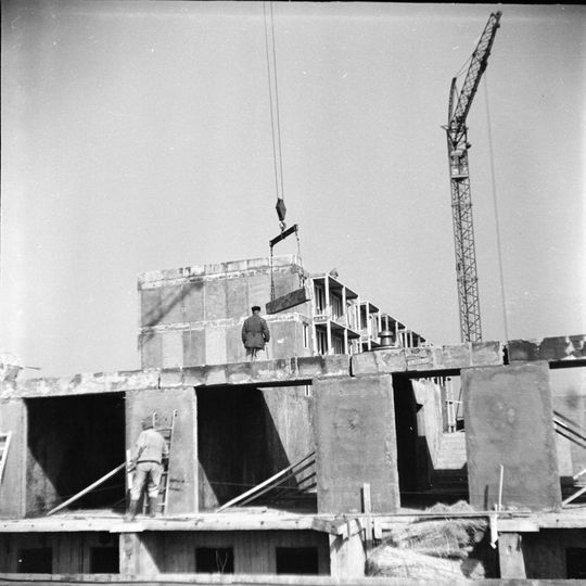 Kędzierzyn-Koźle. Budowa nowych bloków przy ulicy Romana Dmowskiego w 1961 roku. Autor zdjęcia: Tadeusz Horoszkiewicz