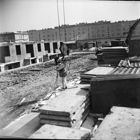 Kędzierzyn-Koźle. Budowa nowych bloków przy ulicy Romana Dmowskiego w 1961 roku. Autor zdjęcia: Tadeusz Horoszkiewicz