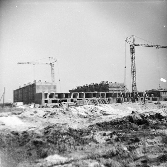 Kędzierzyn-Koźle. Budowa nowych bloków przy ulicy Romana Dmowskiego w 1961 roku. Autor zdjęcia: Tadeusz Horoszkiewicz