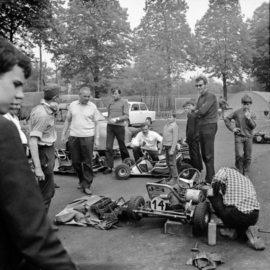 Tor kartingowy w Koźlu. Trójmecz Jugosławia, Niemcy (RFN), Polska w 1973 roku. Autor zdjęcia: Tadeusz Horoszkiewicz