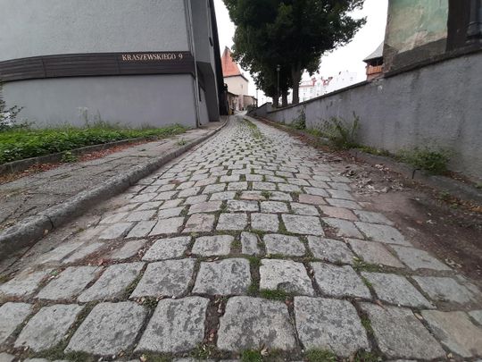 Prawdopodobnie podziemy korytarz biegnie gdzieś pod starą wybrukowaną drogą łączącą ul. Konopnickiej z muzeum