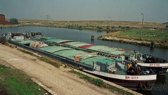 Azoty Port - barki z urządzeniami do budowy instalacji Kwasu Azotowego V. 1995 rok, foto Bogusław Rogowski