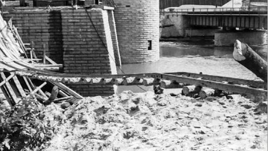 Zniszczona śluza na Kanale Gliwickim w lipcu 1939 r. Zbiory Muzeum Ziemi Kozielskiej