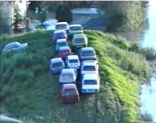 Koźle - powódź 1997 rok. Kadr z filmu Jana Bartoszka pt. "Zdani na siebie, i ..." 