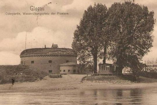 Twierdza Głogów (wieża artyleryjska) jest pod pewnymi względami podobna do kozielskiej baszty