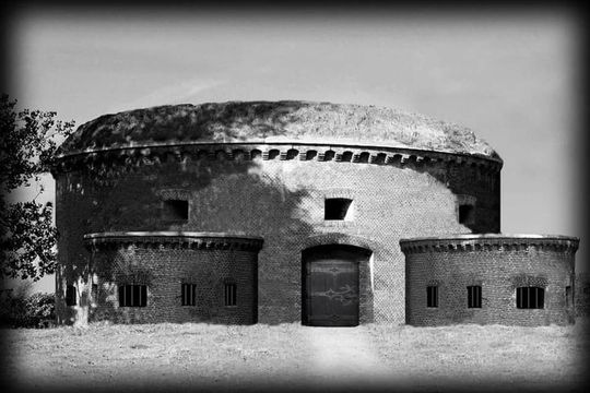 Twierdza Głogów (wieża artyleryjska) jest pod pewnymi względami podobna do kozielskiej baszty