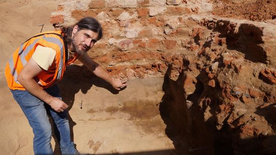 Archeolog Marcin Paternoga podczas prac na kozielskim wzgórzu zamkowym 