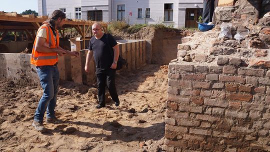 Archeolog Marcin Paternoga podczas prac na kozielskim wzgórzu zamkowym 