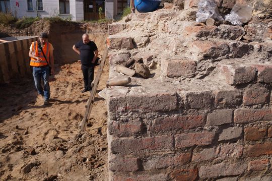 Archeolog Marcin Paternoga podczas prac na kozielskim wzgórzu zamkowym 