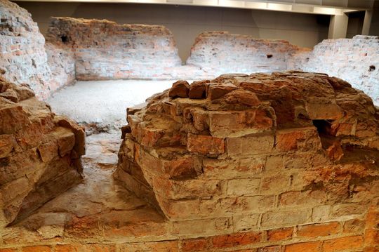 Kozielska wieża prawdopodobnie była donżonem, łącząc w sobie głównie funkcje mieszkalne i obronne, przez co zamieszkiwana była w czasie pokoju