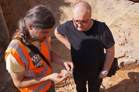 Archeolog Marcin Paternoga oraz Bolesław Bezeg z Muzeum Ziemi Kozielskiej