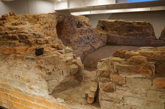 Kozielska wieża prawdopodobnie była donżonem, łącząc w sobie głównie funkcje mieszkalne i obronne, przez co zamieszkiwana była w czasie pokoju