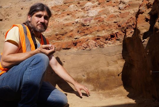 Archeolog Marcin Paternoga podczas prac na kozielskim wzgórzu zamkowym 
