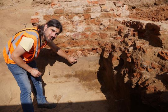 Archeolog Marcin Paternoga podczas prac na kozielskim wzgórzu zamkowym 