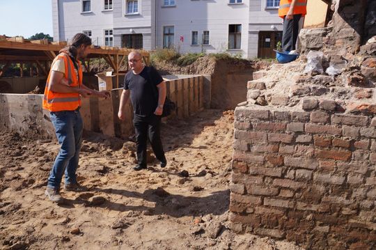 Archeolog Marcin Paternoga podczas prac na kozielskim wzgórzu zamkowym 