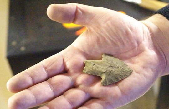 Jeden z najstarszych eksponatów w naszym muzeum. Kamienny grot z epoki paleolitu